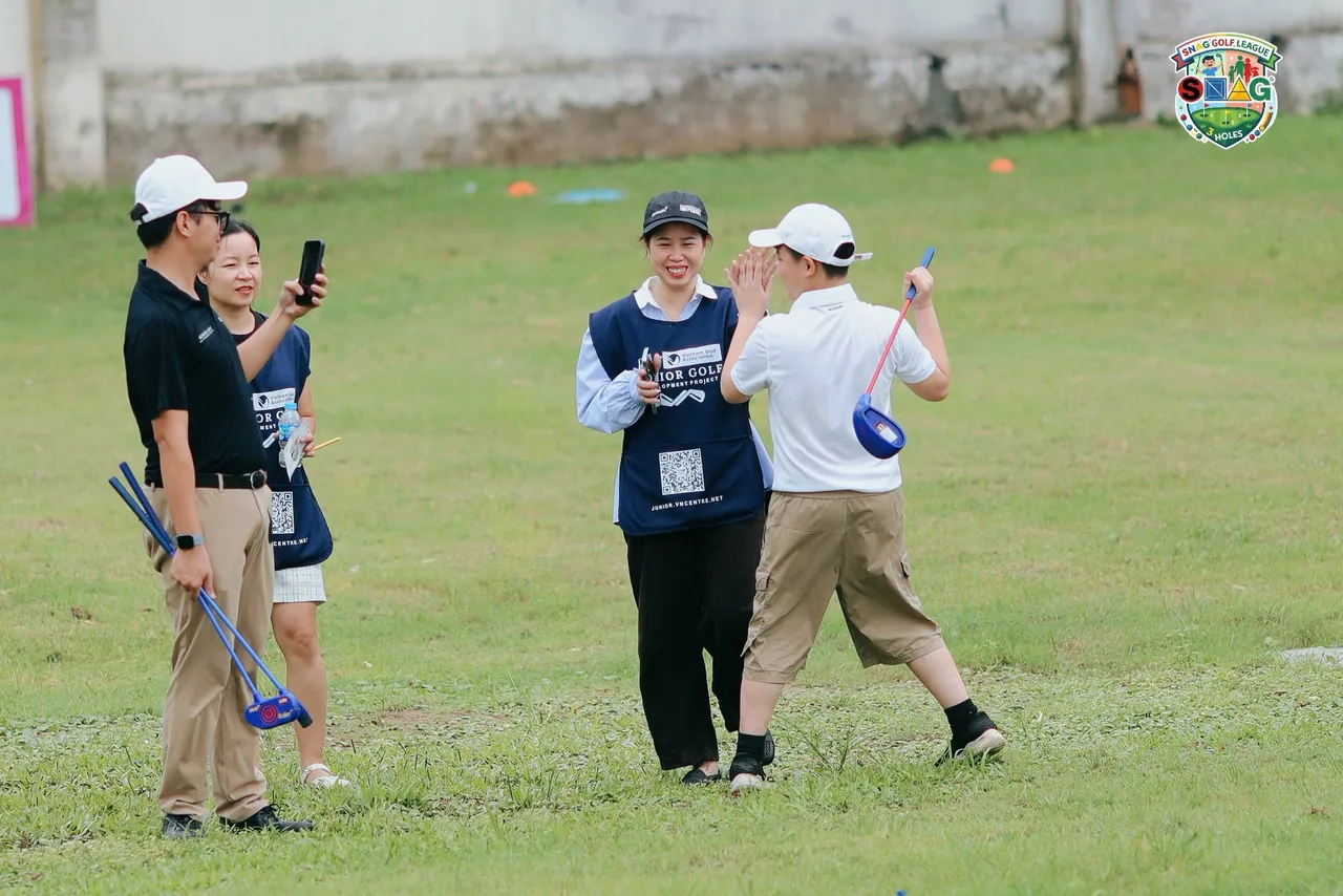 Thi đấu golf cho trẻ em nên bắt đầu thế nào? - Ảnh trẻ high five hoặc bắt tay sau vòng chơi