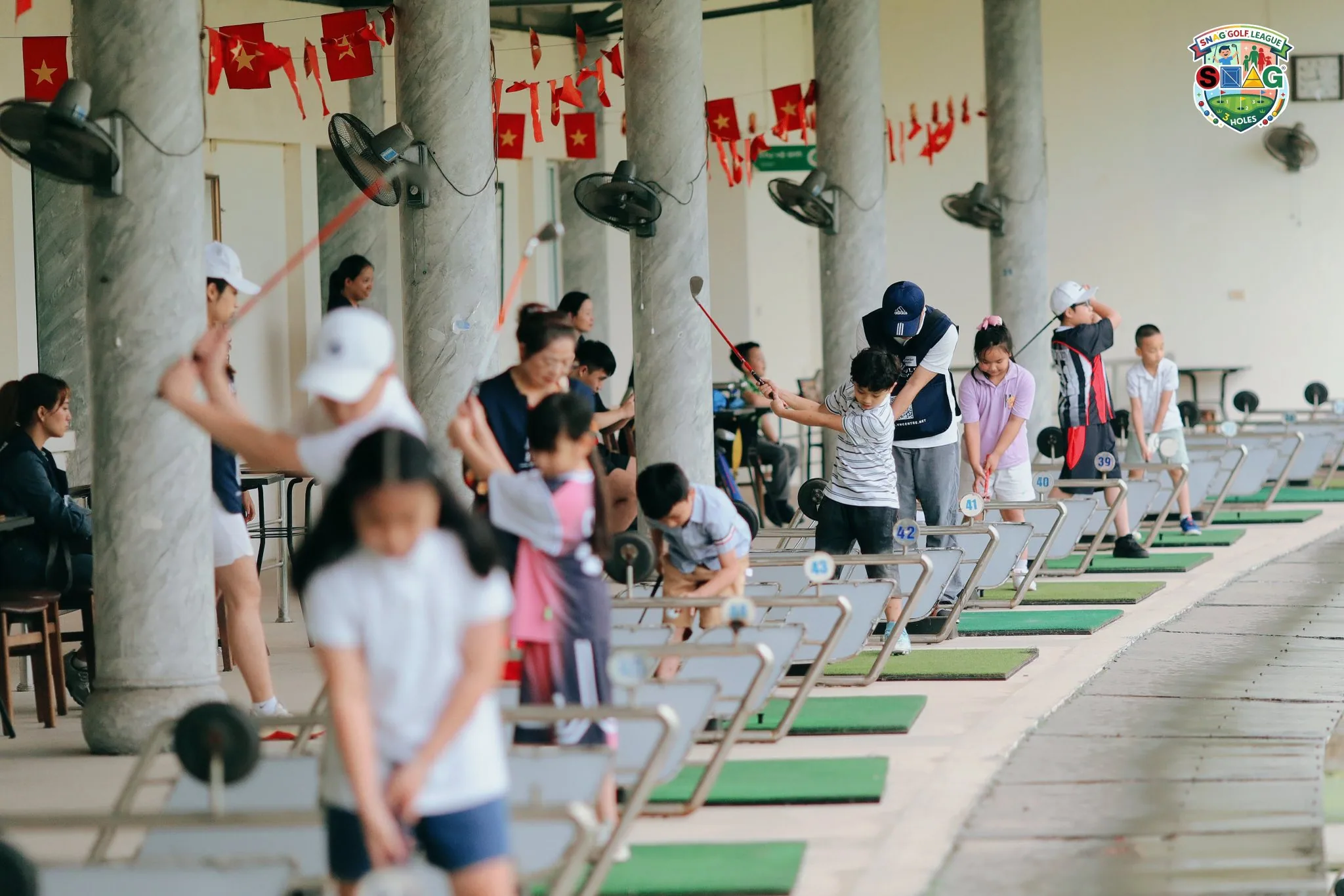 Từ bóng to đến bóng nhỏ: Khi trẻ bước gần hơn tới golf thật